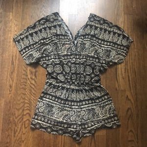 Patterned v-neck romper